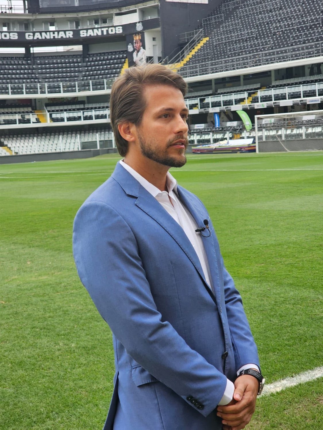 Erik Piva no gramado de um estádio de futebol